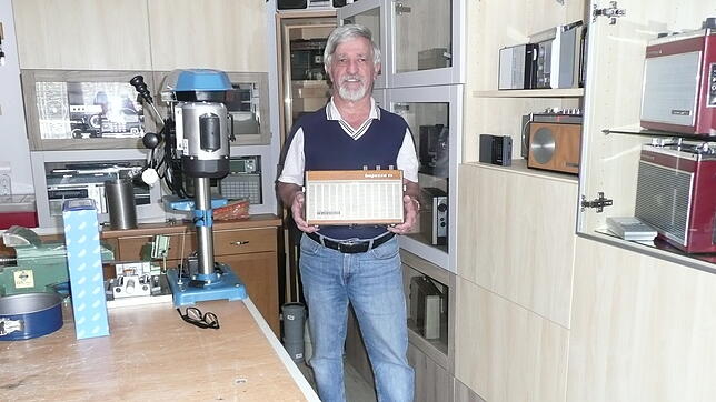 Kurt Ingold (70) in seiner Werkstatt. In den Händen hält er eins von mittlerweile mehr als 100 alten Transistorradios aus seiner Sammlung.