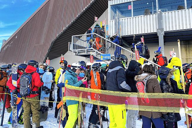 In einigen Wintersport-Orten, hier Verbier im Kanton Wallis am 16. Januar 2021, herrschte in den vergangenen Tagen großer Andrang. In ...