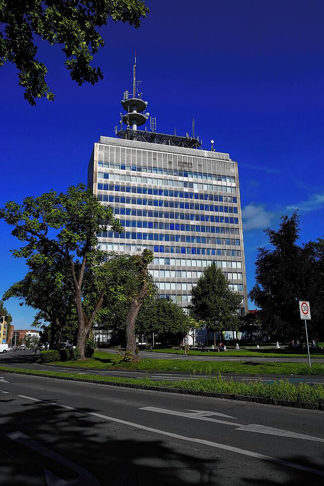 So sah das Areal vor dem Telekom-Hochhaus aus, bevor die mehrere Jahrzehnte alten Bäume am vergangenen Dienstag gefällt wurden.