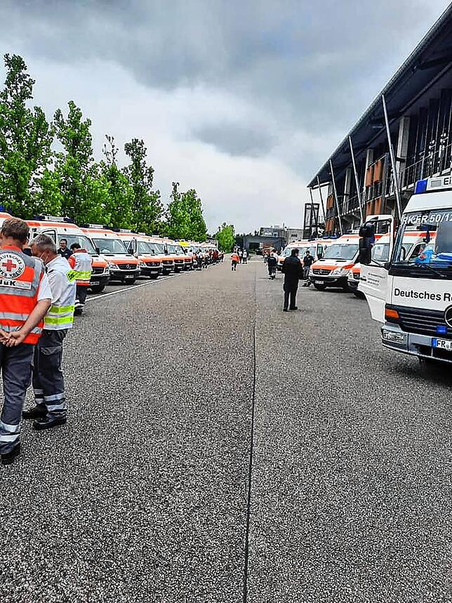In Bruchsal sammeln sich die DRK-Teams aus zahlreichen Landkreisen in Baden-Württemberg zur Abfahrt in das vom Hochwasser betroffene ...