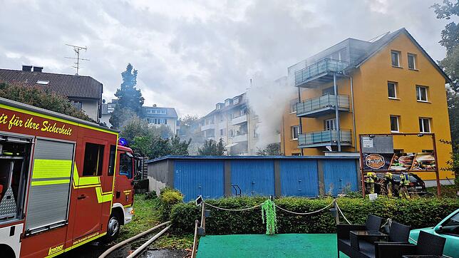 Raucht dringt aus einem Wohnhaus in Meersburg