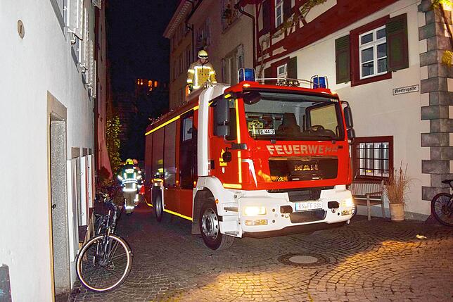 An der Klostergasse Ecke Rheingasse geht es für die Feuerwehr um Zentimeter.