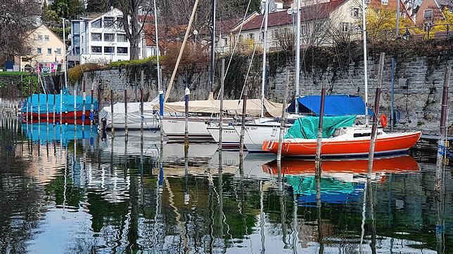 Mehrere Spaziergänger wurden am Mittwochabend am Mantelhafen in Überlingen von einem 40-jährigen Mann belästigt, informiert die Polizei.