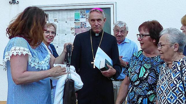 Einwohner, Freunde und Bekannte haben die Gelegenheit wahrgenommen, um mit Erzbischof Georg Gänswein ins Gespräch zu kommen.
