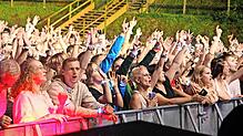 Der Star auf der Bühne und 4000 Menschen in den Zuschauerrängen: Das Publikum ist begeistert dabei, beim Auftritt von DJ Ötzi an der ...