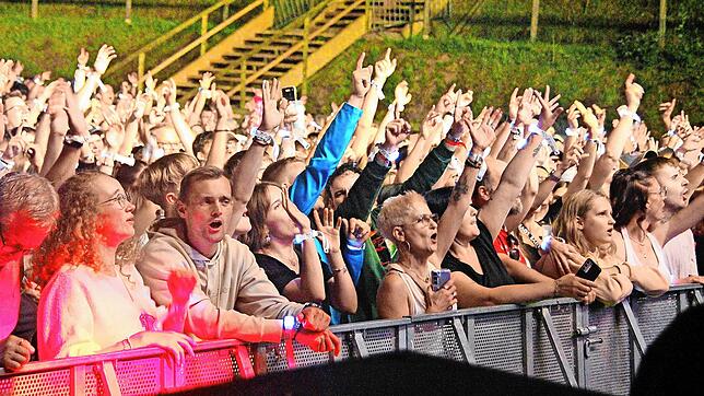 Der Star auf der Bühne und 4000 Menschen in den Zuschauerrängen: Das Publikum ist begeistert dabei, beim Auftritt von DJ Ötzi an der ...