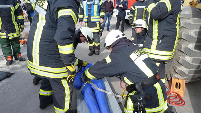 Menschenleben retten steht ganz im Vordergrund der zahlreichen Aufgaben bei der Feuerwehr. Bei ihrer Herbstprobe demonstrieren 44 ...