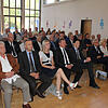 Eine ganze Anzahl von Gratulanten und Besuchern kommen zur öffentlichen Gemeinderatssitzung in der Aula der Immendinger Schlossschule, ...