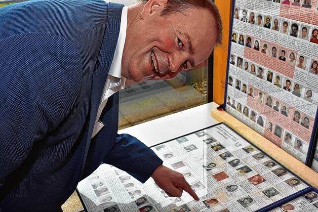 Thomas Bergmoser, ehemaliger Volleyballer des TuS Meersburg, zeigt auf seinen Spielerausweis mit dem alten Bild von ihm. Damals war er ...