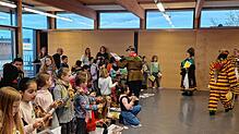 Ein erfreulicher Besuch: Die Zunft Narizella Ratoldi besuchte die Tegginger Schule.
