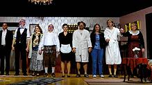 Das gesamte Ensemble von Kunst-Stoff nach der gelungenen und viel beklatschten Aufführung des Stücks „Sänger, Spinner und Spione“ (von ...