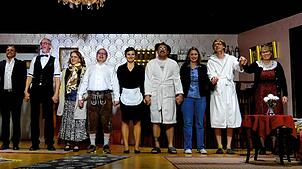 Das gesamte Ensemble von Kunst-Stoff nach der gelungenen und viel beklatschten Aufführung des Stücks „Sänger, Spinner und Spione“ (von ...