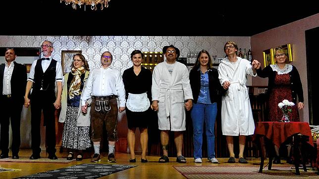 Das gesamte Ensemble von Kunst-Stoff nach der gelungenen und viel beklatschten Aufführung des Stücks „Sänger, Spinner und Spione“ (von ...