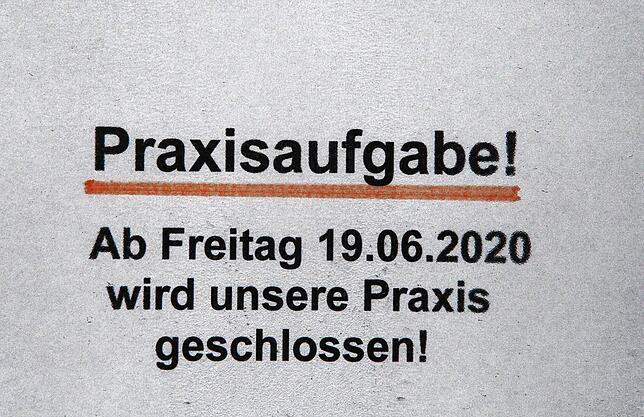 Dieser Hinweis hängt an der Tür der früheren Arztpraxis von Gerhard Geis-Tyroller.