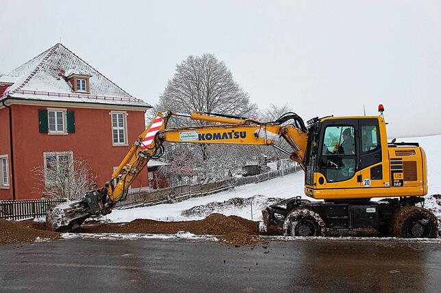 Derzeit noch im Gang sind die Arbeiten für die neue Dorfmitte in Aftholderberg. Unser Bild zeigt den Beginn der Bauarbeiten im Dezember ...