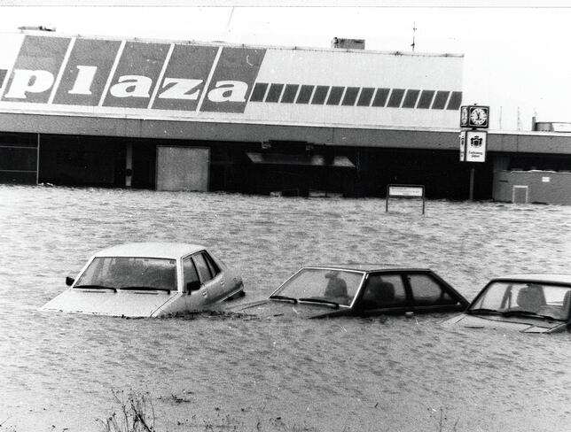 Das Hochwasser auf der Baar im Jahre 1990: Zu sehen ist der damalige Plaza-Parkplatz in Donaueschingen (heute Real). Zwar liegen diese ...