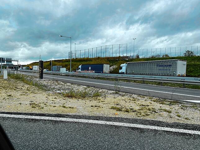 Stau am Waggershauser Tunnel am Dienstagmittag. Ein Fehlalarm sorgte für eine beidseitige Sperrung und einen Stau.