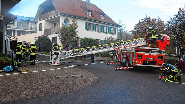 Während der Hauptübung ist die Riedheimer Abteilungswehr mit acht Fahrzeugen inklusive Drehleiter im Einsatz.