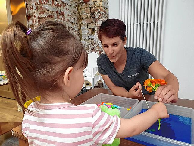 Zum Dank gibt es immer eine Blume. Die kleine Mila (links) überreicht hier den schönen Gruß an Melanie Winterhalter (rechts). Bild: ...