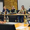 Mit Blick auf den Kommunalhaushalt herrschen bei Verwaltung und Gemeinderat betretene Gesichter. Stephanie Schmidt (links) und Nadja ...