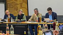 Mit Blick auf den Kommunalhaushalt herrschen bei Verwaltung und Gemeinderat betretene Gesichter. Stephanie Schmidt (links) und Nadja ...