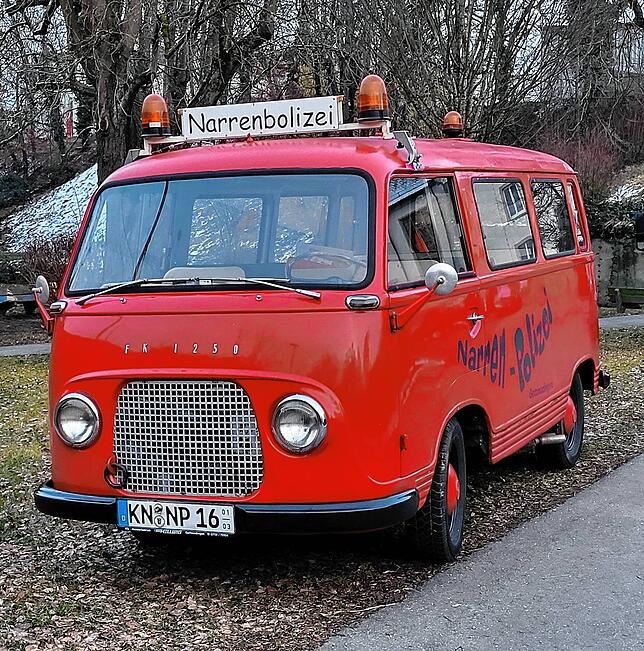 Der Dienstwagen der Narrenpolizei, ein Ford fk 1250, Baujahr 1960, zieht immer die Blicke auf sich.