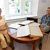 Stadtarchivarin Eveline Klein freut sich über die Schenkung der Familie Gersbach, die von Karl Braun vermittelt worden ist.