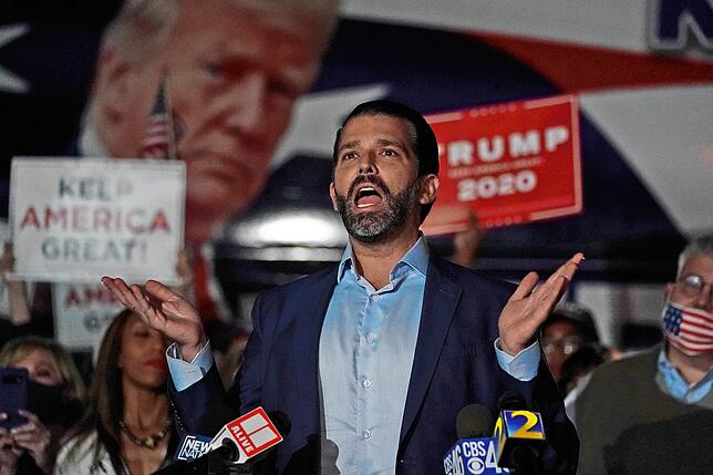 Donald Trump jr., Sohn des Präsidenten, twittert über „totalen Krieg über die Wahl“.
