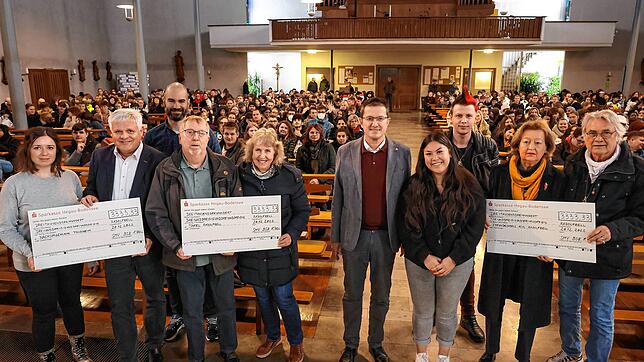 Drei Schecks von den Schülern des Berufsschulzentrums gingen an drei gemeinnützige Organisationen in Radolfzell und der Region. Auf ...