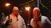 Um sechs Uhr morgens geht es los, und das ganze Paradies steht Kopf. Male Stanglewski (links) und Alexander Riedmann beim Wecken im ...