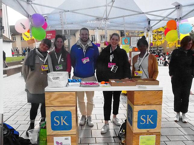 Lena Knapp, Lena Spreng, Luis Frick, Larissa Heyden, Tabea Scherer-Brunk beim Stand der Peter-Thumb-Schule.
