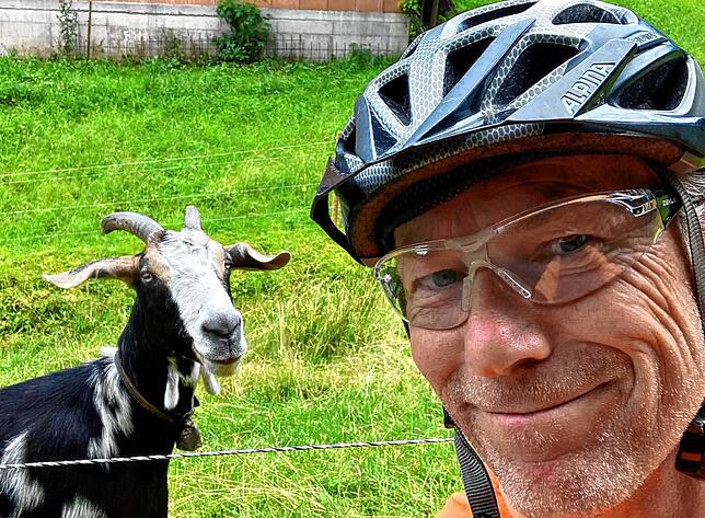 Tierische Begegnung von Autor Uwe Spille am Rande der Strecke über den Schwarzwald nach Furtwangen.