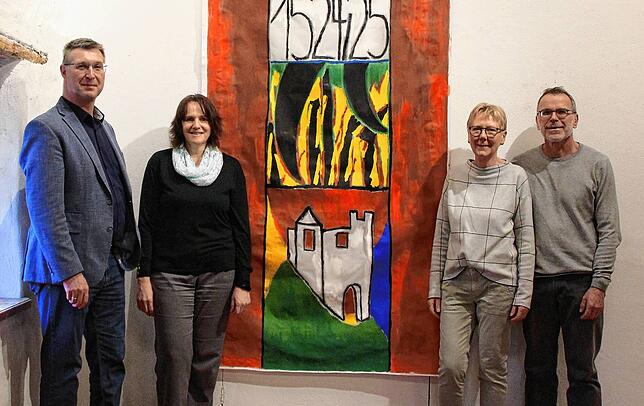 Ein Teil des Organisationsteams vor der gestalteten Fahne von Künstlerin Ilse Werner aus Hottingen (von links) Bürgermeister Joachim ...