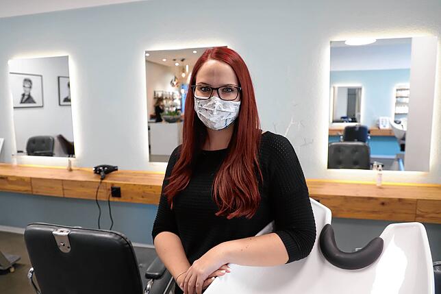 Swenja Staub vom Friseursalon Giger Coiffure ist erleichtert: Sie darf ihren Kunden weiterhin die Haare schneiden, trotz Lockdown.
