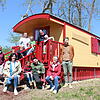 Sie freuen sich über die Einweihung des neuen Waldkindergartens: (vorne von links) Erzieherin Daniela Kiefer, Ursula Schuhmacher von den ...