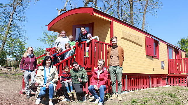 Sie freuen sich über die Einweihung des neuen Waldkindergartens: (vorne von links) Erzieherin Daniela Kiefer, Ursula Schuhmacher von den ...