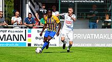Der Villinger Ryan Hertrich (rechts) im Zweikampf mit dem Singener Omar Bun Ceesay. Hertrich kam mit den Nullachtern gegen Singen zu ...