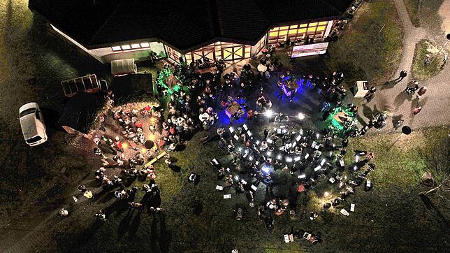 Mit einem kleinen Festakt vor der Eugen-Schädler-Halle wurde das 50. Jubiläumsjahr der Doppelgemeinde Mühlhausen-Ehingen eingeläutet.