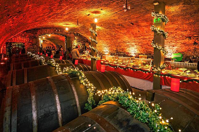 Passende Kulisse: Der Mosel-Wein-Nachts-Markt in Traben-Trarbach wird in ehemaligen Weinkellern aufgebaut.