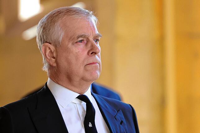 Prinz Andrew, 61, zweitälteste Sohn der Queen, muss sich wohl vor Gericht verantworten. Die US-Amerikanerin Virginia Giuffre, 38, gibt ...