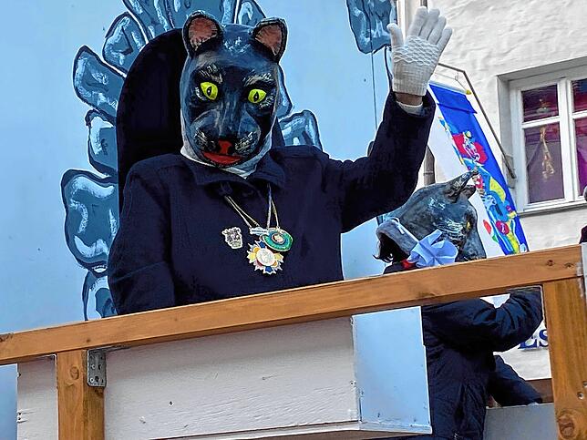 Kunterbunter Start in den Fasnetmentig: Der Umzug der Katzenmusik.