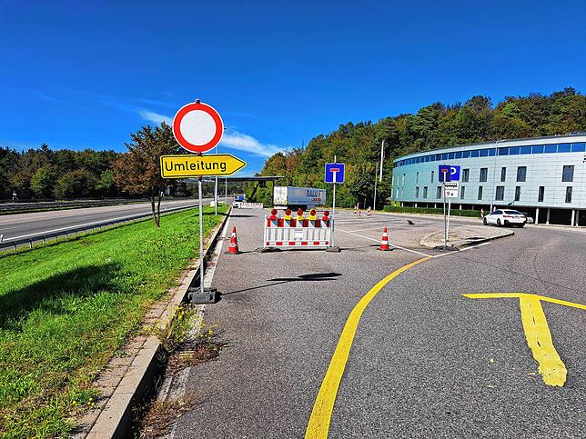 Noch immer ist die Fahrbahn mit dem neuen Solardach an der A81 gesperrt und die Autofahrer müssen auf der Raststätte eine Umleitung fahren.