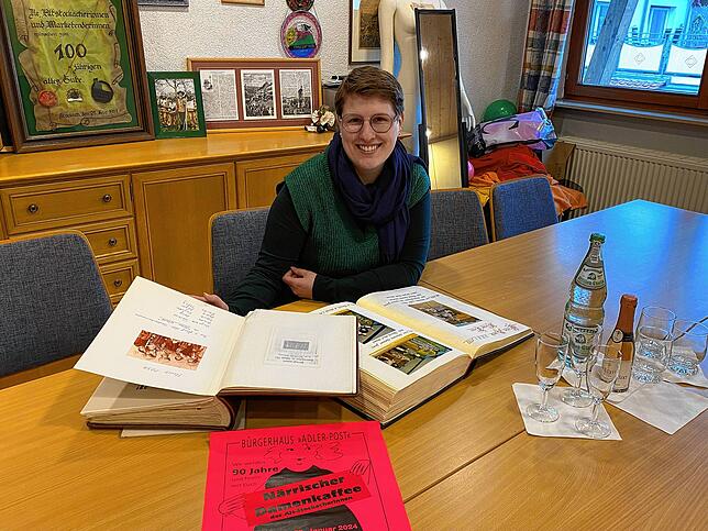 Lea Ossola blättert in alten Fotoalben. Im Hans-Kuony-Haus wurden viele Informationen zu den Alt-Stockacherinnen archiviert.