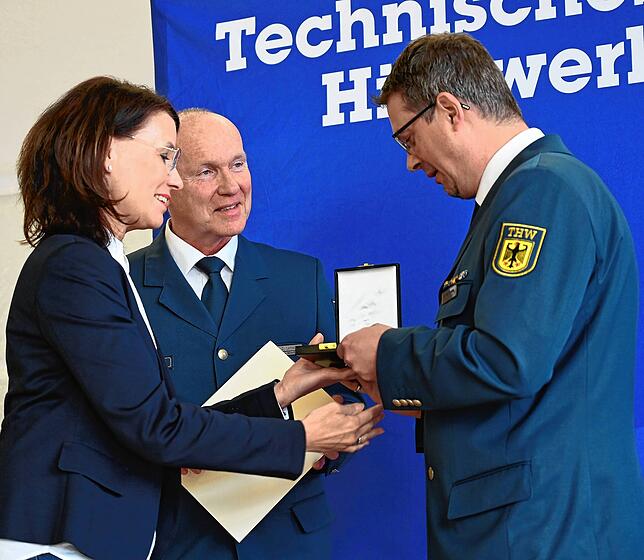 Andreas Ronecker erhält für seine herausragenden Verdienste das Ehrenzeichen in Bronze von Rita Schwarzelühr-Sutter und Dietmar Löffler, ...