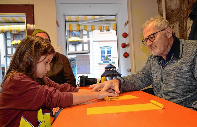 Rund ums Thema Bienenwachskerzen geht es beim Angebot des Imkervereins für Kinder – in diesem Jahr im Ulrich 5 statt wie im Vorjahr im ...