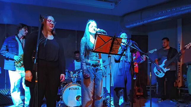 Die Sängerinnen Selina Weigand, Amelie Loydl und Seval Ünal (von links) der Band „The Do Nothings“ bei ihrem Auftritt im Tutti-Kiesi in ...