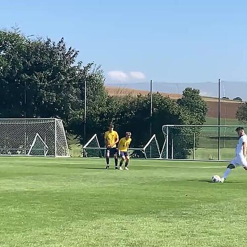 37. Minute Frederik Edbauer kommt nicht per Kopf heran
