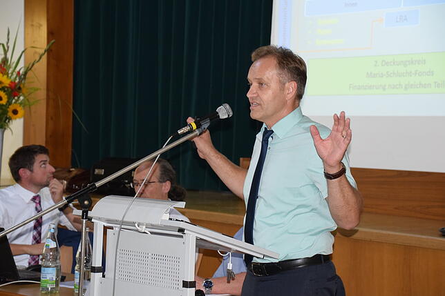 Matthias Weckbach, Bürgermeister von Bodman-Ludwigshafen, stellt eine der Varianten für die Marienschlucht vor.