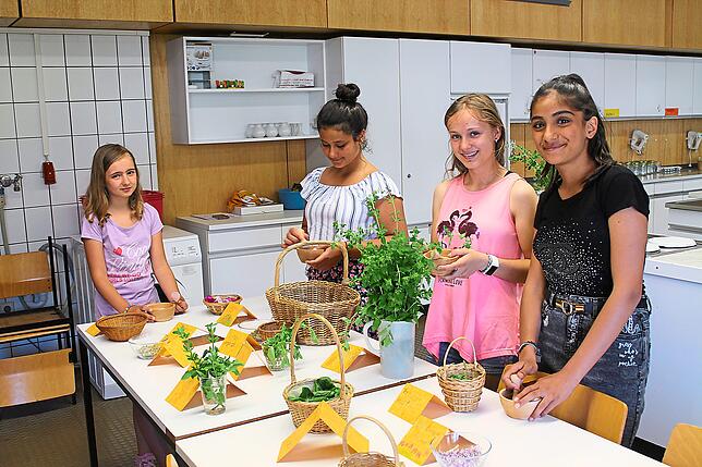 Pikante Gewürzsalze werden hier fabriziert, nachdem die Mädchen die Kräuter rund um das Schulhaus gepflückt haben.