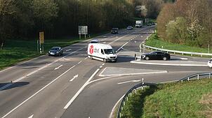Die Situation auf der  B 317, Ausfahrt Schopfheim-Mitte03.04.2017, BZ - RHF: Unfallschwerpunkt: Der provisorische Umbau des Knotens ...